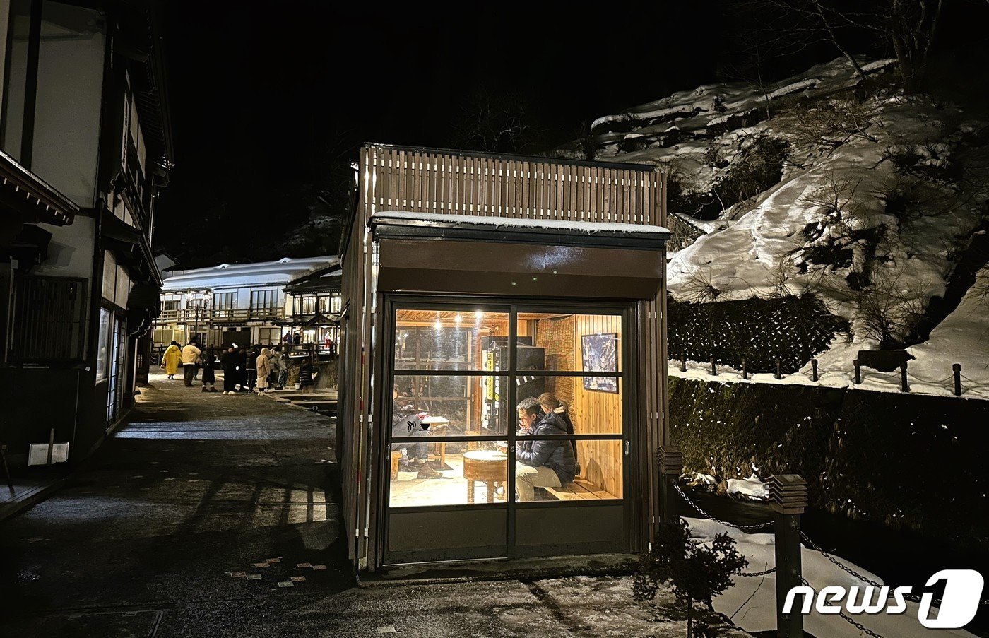 본문 이미지 - 마을 초입에 자리한 추위를 피해 버스를 기다릴 수 있는 작은 정류장ⓒ News1  