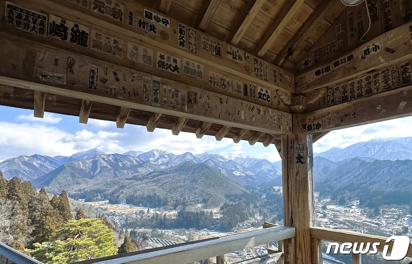 본문 이미지 - 야마가타의 산맥들이 파노라마로 펼쳐지는 야마데라의 고다이도ⓒ News1  