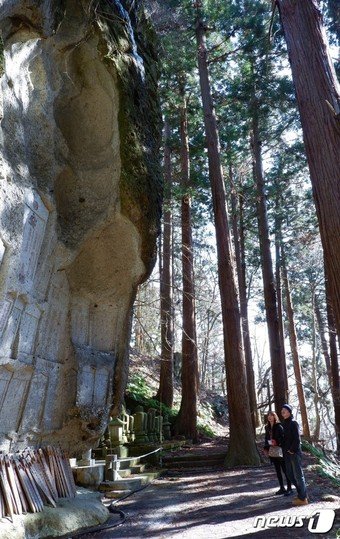 본문 이미지 -  오랜 세월에 걸쳐 비와 바람이 자연적으로 깎아낸 바위 지대 '미다호라'