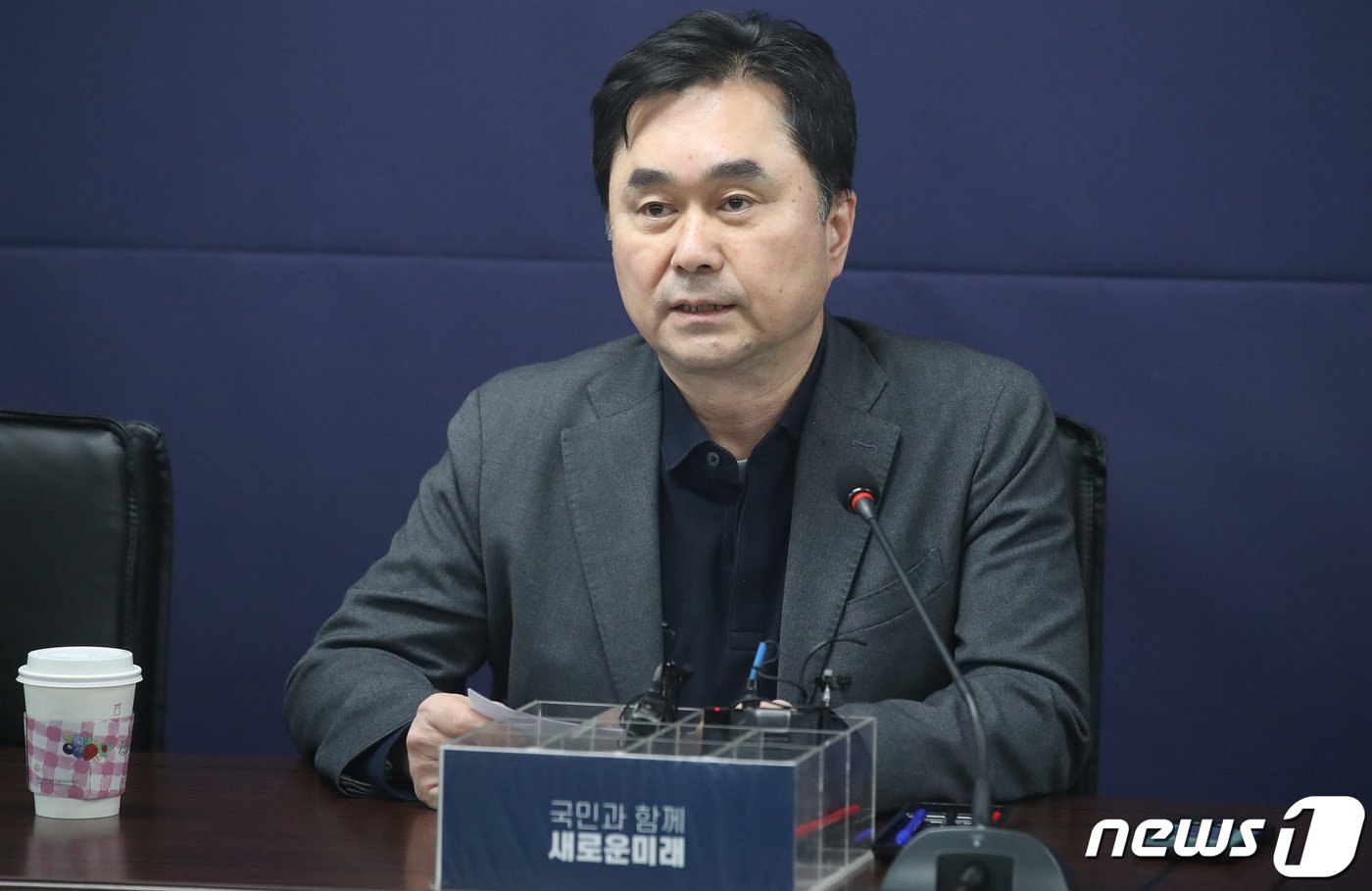 본문 이미지 - 김종민 개혁신당 최고위원이 18일 오전 서울 여의도 새로운미래 중앙당 회의실에서 열린 정치 현안 관련 기자간담회에서 발언을 하고 있다. 이날 김 최고위원은 "이준석 공동대표가 3가지를 제안했는데 2가지를 거절했다는 보도는 전혀 사실이 아니다. 대안을 갖고 논의를 진행하고 있다＂고 말했다. 2024.2.18/뉴스1 ⓒ News1 임세영 기자