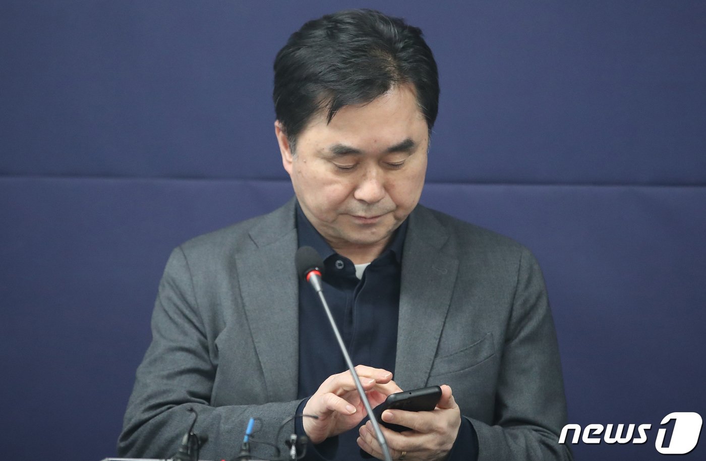 본문 이미지 - 김종민 개혁신당 최고위원이 18일 오전 서울 여의도 새로운미래 중앙당 회의실에서 열린 정치 현안 관련 기자간담회에서 스마트폰을 확인하고 있다. 이날 김 최고위원은 "이준석 공동대표가 3가지를 제안했는데 2가지를 거절했다는 보도는 전혀 사실이 아니다. 대안을 갖고 논의를 진행하고 있다＂고 말했다. 2024.2.18/뉴스1 ⓒ News1 임세영 기자