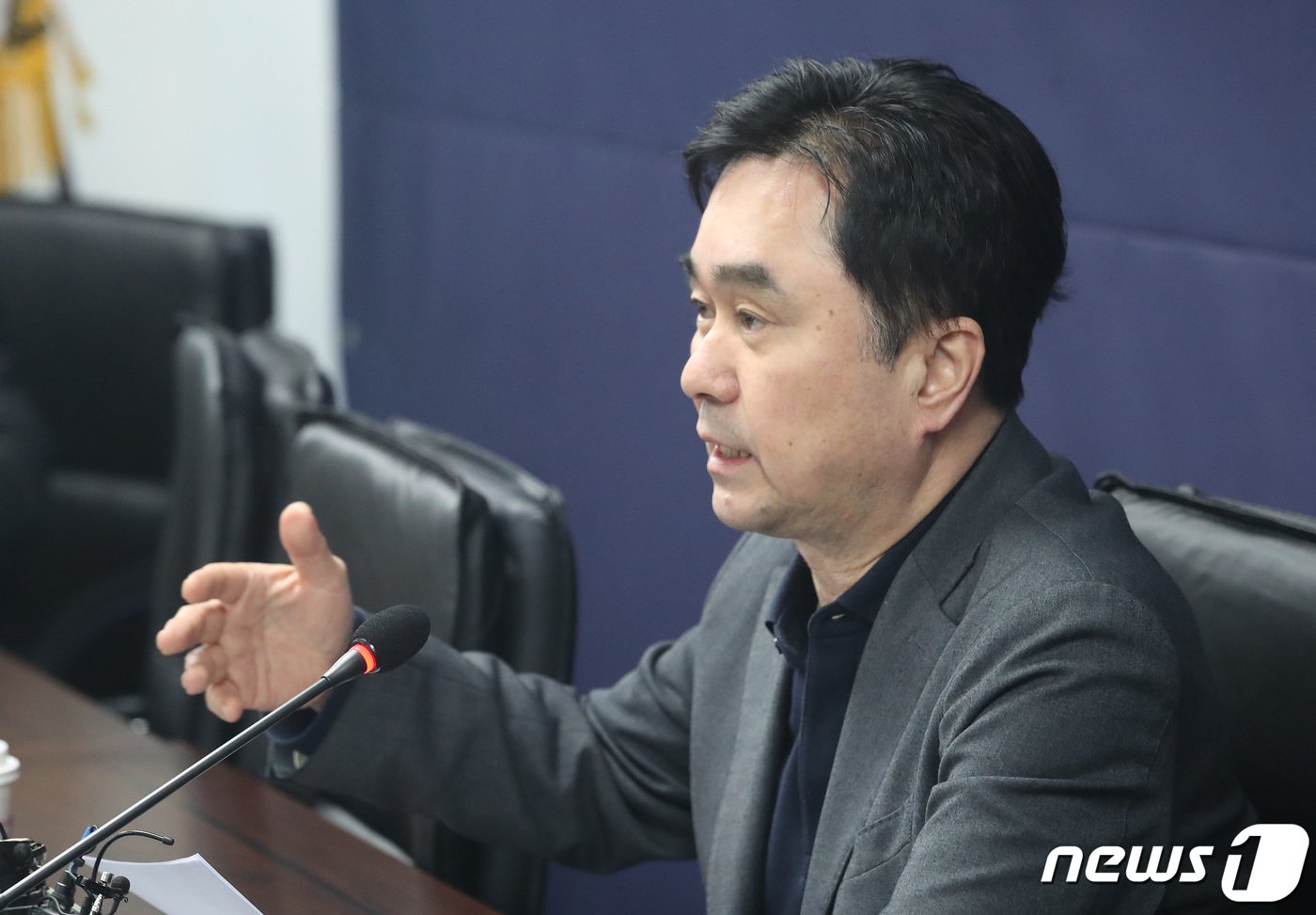 본문 이미지 - 김종민 개혁신당 최고위원이 18일 오전 서울 여의도 새로운미래 중앙당 회의실에서 열린 정치 현안 관련 기자간담회에서 발언을 하고 있다. 이날 김 최고위원은 "이준석 공동대표가 3가지를 제안했는데 2가지를 거절했다는 보도는 전혀 사실이 아니다. 대안을 갖고 논의를 진행하고 있다＂고 말했다. 2024.2.18/뉴스1 ⓒ News1 임세영 기자