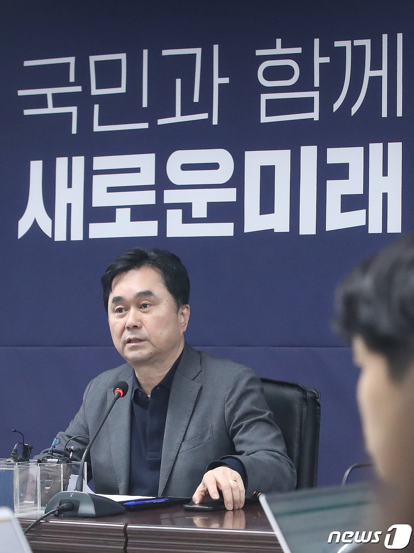 본문 이미지 - 김종민 개혁신당 최고위원이 18일 오전 서울 여의도 새로운미래 중앙당 회의실에서 열린 정치 현안 관련 기자간담회에서 발언을 하고 있다. 이날 김 최고위원은 "이준석 공동대표가 3가지를 제안했는데 2가지를 거절했다는 보도는 전혀 사실이 아니다. 대안을 갖고 논의를 진행하고 있다＂고 말했다. 2024.2.18/뉴스1 ⓒ News1 임세영 기자