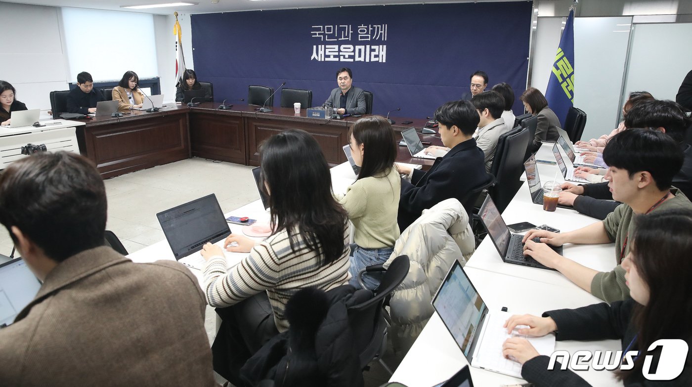 본문 이미지 - 김종민 개혁신당 최고위원이 18일 오전 서울 여의도 새로운미래 중앙당 회의실에서 열린 정치 현안 관련 기자간담회에서 발언을 하고 있다. 이날 김 최고위원은 "이준석 공동대표가 3가지를 제안했는데 2가지를 거절했다는 보도는 전혀 사실이 아니다. 대안을 갖고 논의를 진행하고 있다＂고 말했다. 2024.2.18/뉴스1 ⓒ News1 임세영 기자