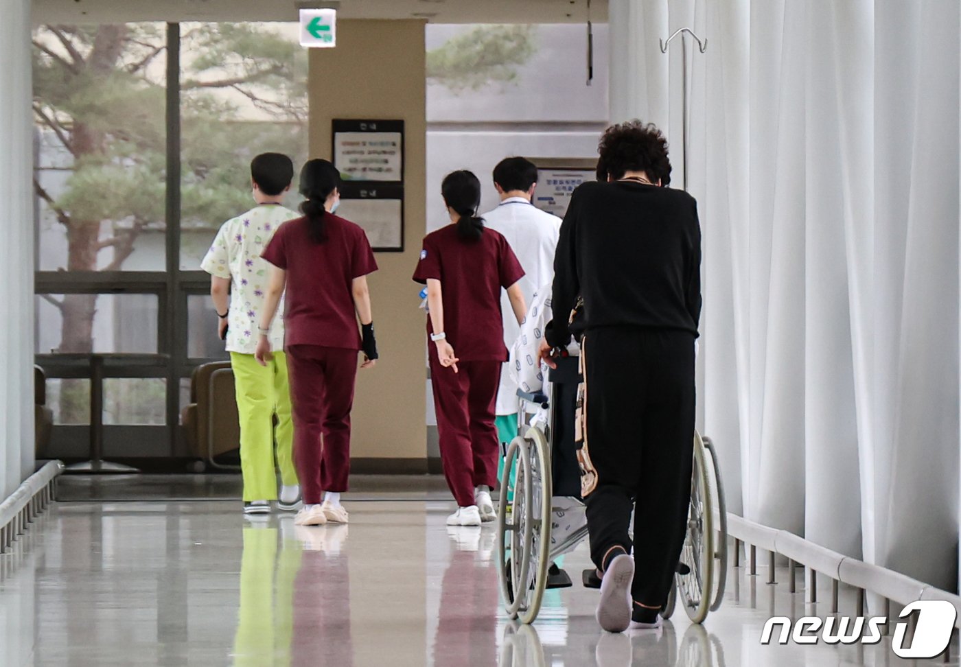 본문 이미지 - ' 18일 서울 시내의 한 대학병원에서 의료진이 발걸음을 옮기고 있다. 2024.2.18/뉴스1 ⓒ News1 김도우 기자