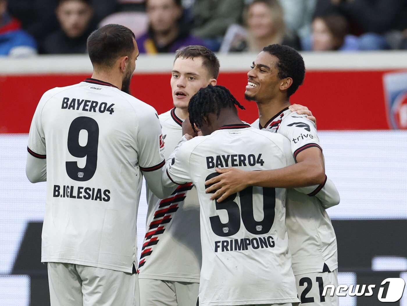 본문 이미지 - 32경기 무패를 이어간 레버쿠젠. ⓒ 로이터=뉴스1