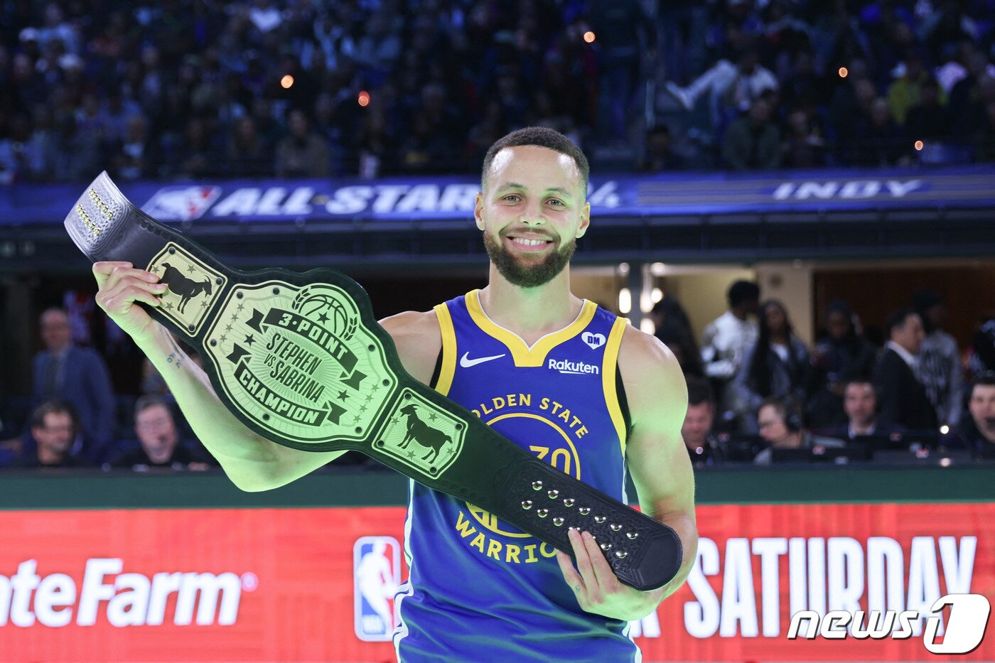 본문 이미지 - 3점슛 이벤트에서 승리한 커리. ⓒ AFP=뉴스1