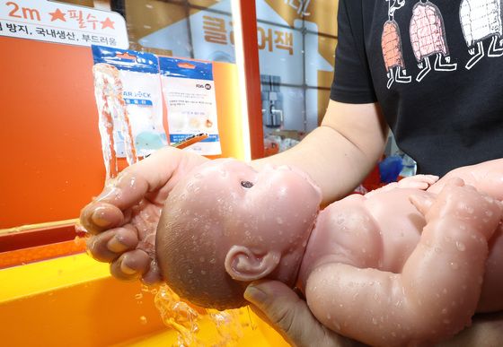 "자잘한 집안일도 함께"…1만 30원 '최저 시급' 아기 돌보미 구인 뭇매