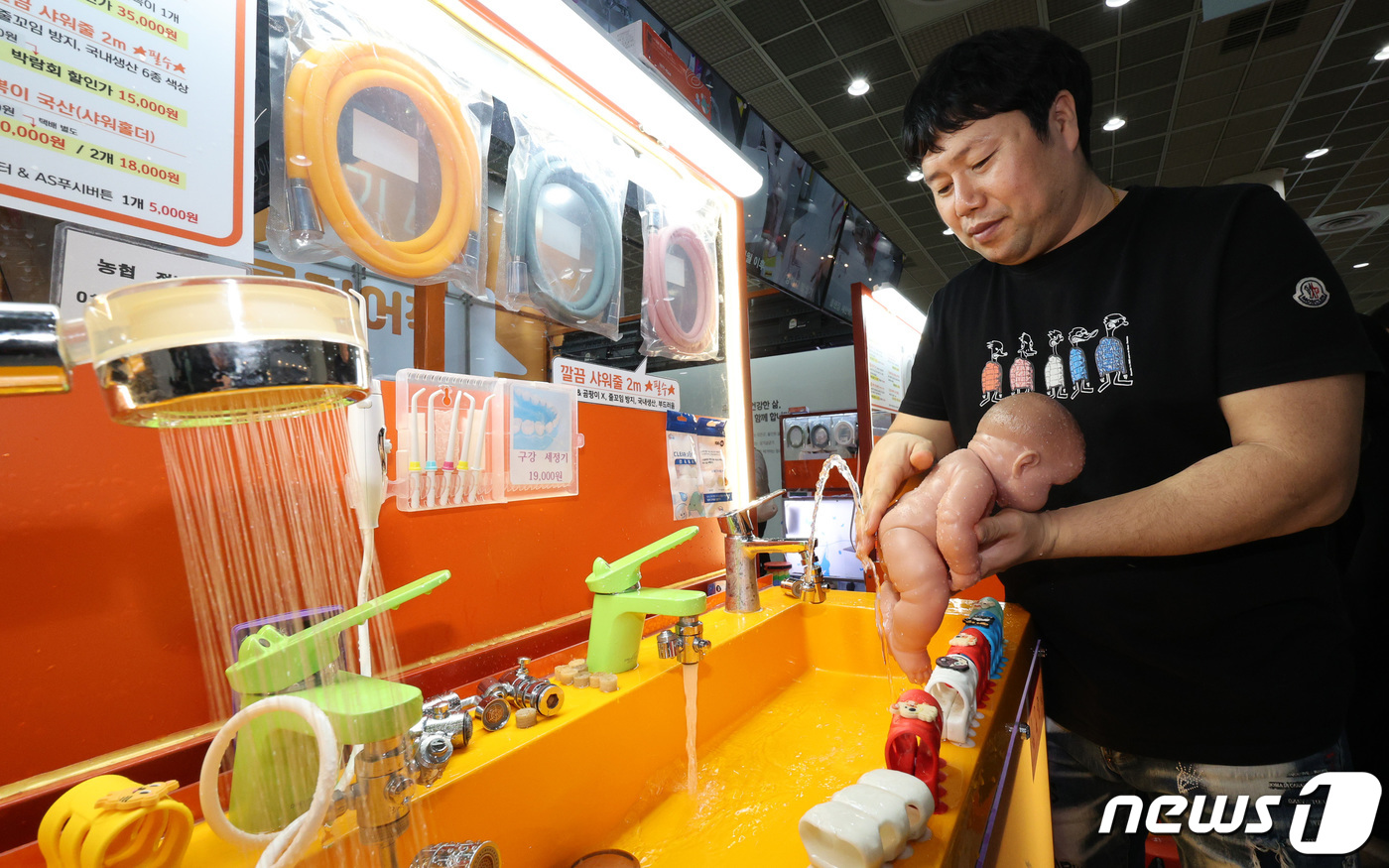 (서울=뉴스1) 장수영 기자 = 18일 오후 서울 강남구 코엑스에서 열린 베페 베이비페어에 참가한 업체 관계자가 아기 전용 비데 및 사워용품을 선보이고 있다. 2024.2.18/뉴 …