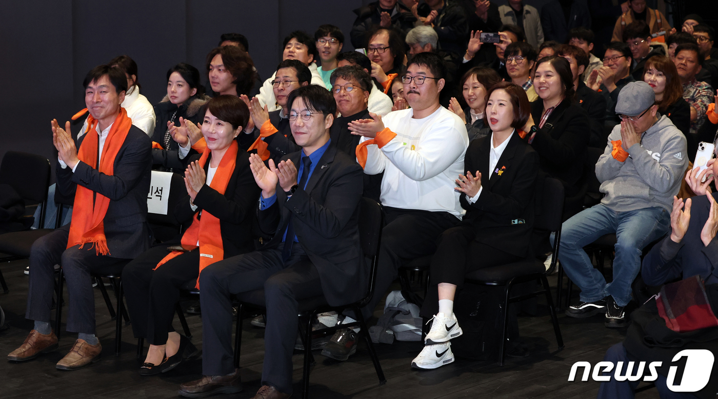 (서울=뉴스1) 김명섭 기자 = 사회민주당 한창민·정호진 당대표와 당원들이 18일 오후 서울 종로구 노무현시민센터에서 열린 사회민주당 창당보고대회에서 손뼉을 치고 있다. 2024. …