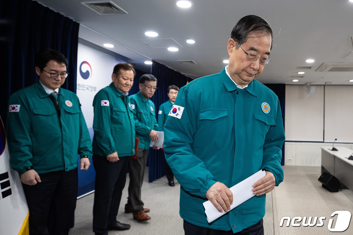 한덕수 국무총리가 18일 정부서울청사 합동브리핑실에서 의대 증원에 반발, 의사 집단행동 관련 대국민 담화를 발표한 후 브리핑실을 나서고 있다. 2024.2.18/뉴스1 ⓒ News1 유승관 기자