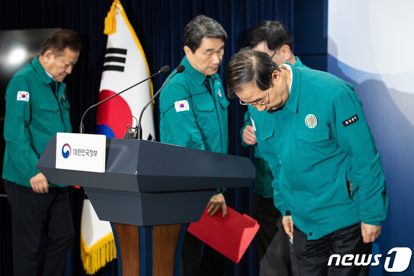 한덕수 국무총리가 18일 정부서울청사 합동브리핑실에서 의대 증원에 반발, 의사 집단행동 관련 대국민 담화 발표에 앞서 고개 숙여 인사하고 있다. 2024.2.18/뉴스1 ⓒ News1 유승관 기자