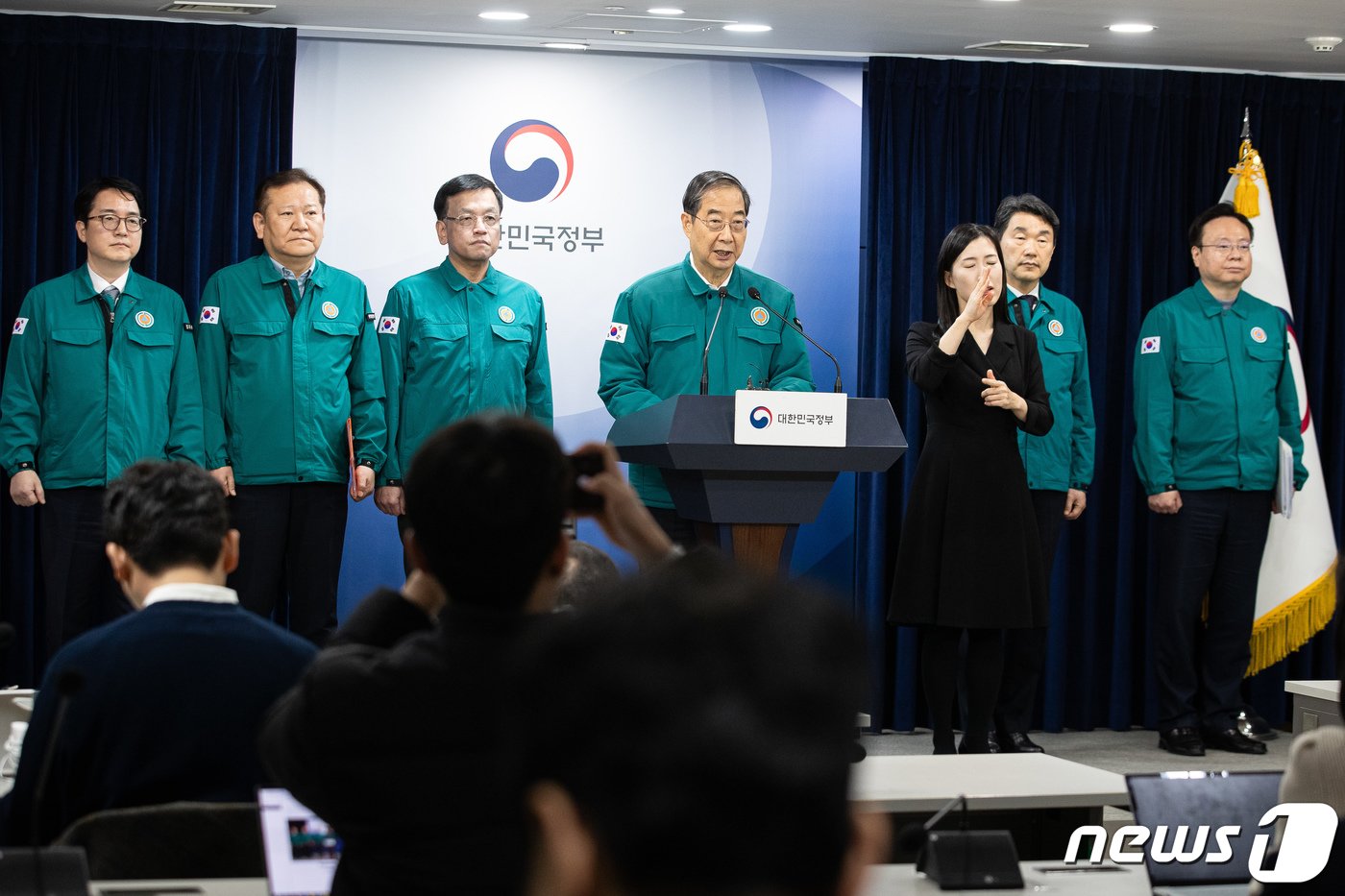 한덕수 국무총리가 18일 정부서울청사 합동브리핑실에서 의대 증원에 반발, 의사 집단행동 관련 대국민 담화를 발표하고 있다. 2024.2.18/뉴스1 ⓒ News1 유승관 기자