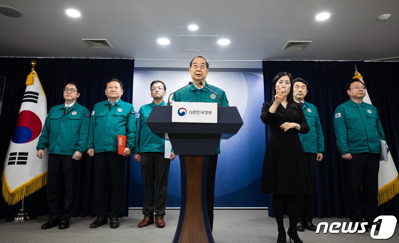 한덕수 국무총리가 18일 정부서울청사 합동브리핑실에서 의대 증원에 반발, 의사 집단행동 관련 대국민 담화를 발표하고 있다. 왼쪽부터 심우정 법무부 차관, 이상민 행정안전부 장관, 최상목 경제부총리 겸 기획재정부 장관, 한 총리, 이주호 사회부총리 겸 교육부 장관, 조규홍 보건복지부 장관. 2024.2.18/뉴스1 ⓒ News1 유승관 기자