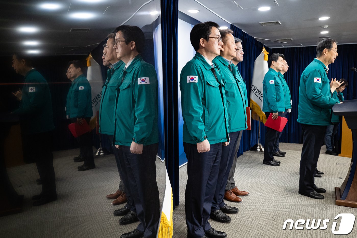 본문 이미지 - 한덕수 국무총리가 18일 정부서울청사 합동브리핑실에서 의대 증원에 반발, 의사 집단행동 관련 대국민 담화를 발표하고 있다. 2024.2.18/뉴스1 ⓒ News1 유승관 기자