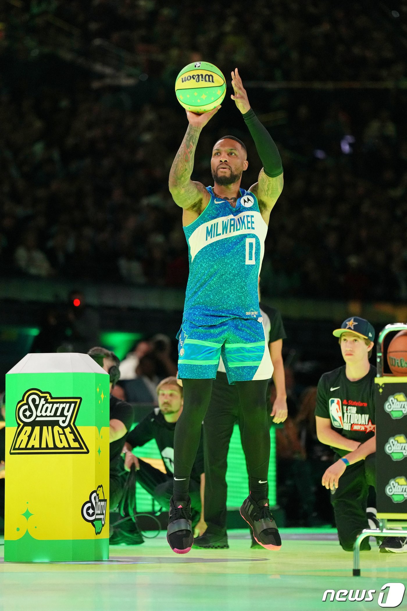 본문 이미지 - NBA 3점슛 콘테스트에서 우승을 차지한 데이미언 릴러드. ⓒ 로이터=뉴스1 ⓒ News1 