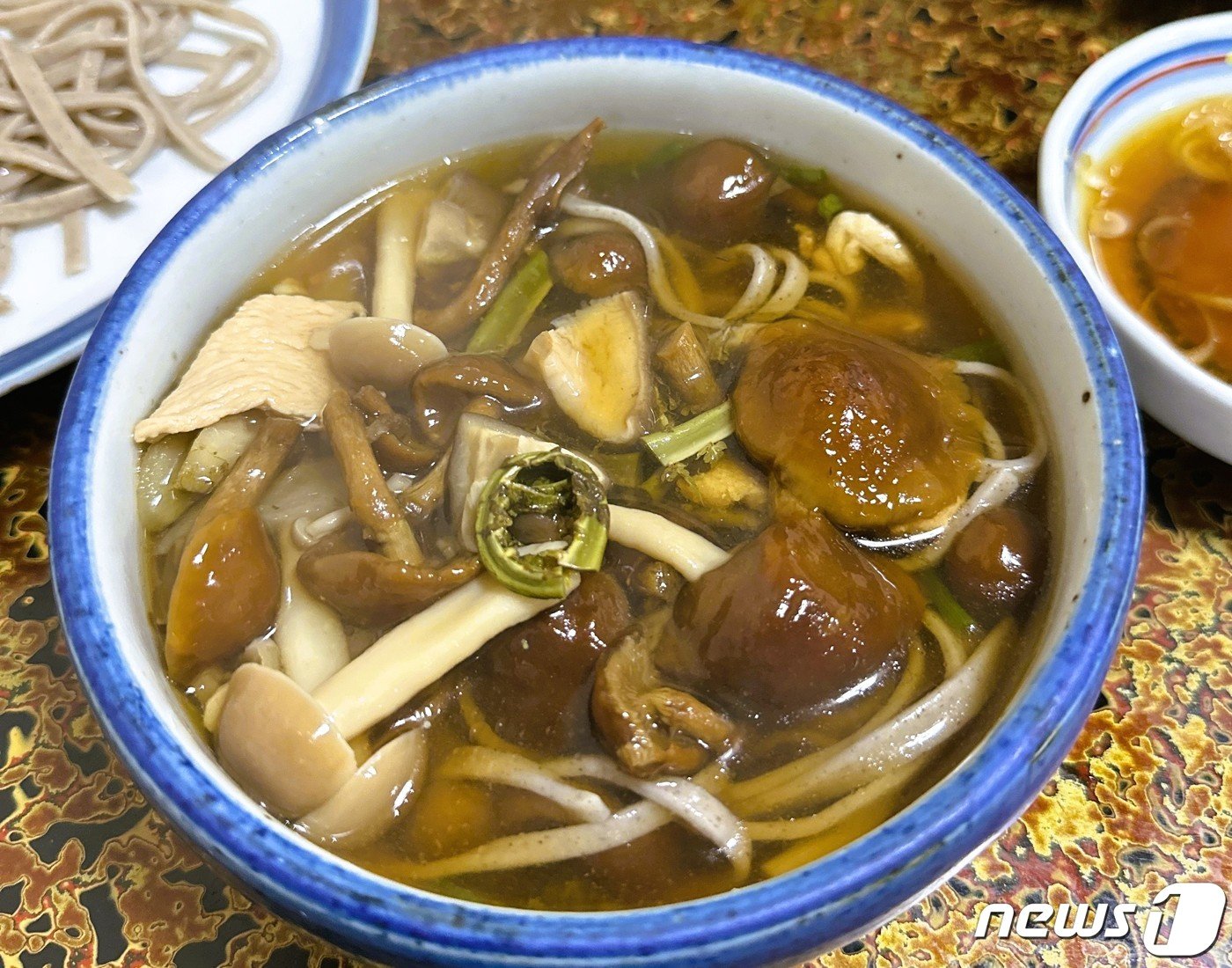 본문 이미지 - 차가운 소바를 담궈 먹는 산채 육수ⓒ News1