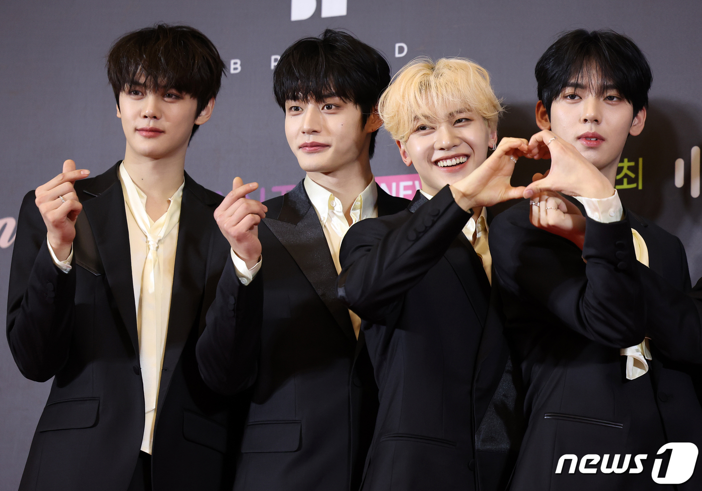 (서울=뉴스1) 김진환 기자 = 그룹 제로베이스원(ZEROBASEONE) 김규빈(왼쪽부터), 김지웅, 석매튜, 한유진이 18일 오후 서울 중구 동대문디자인플라자(DDP)에서 열린 …