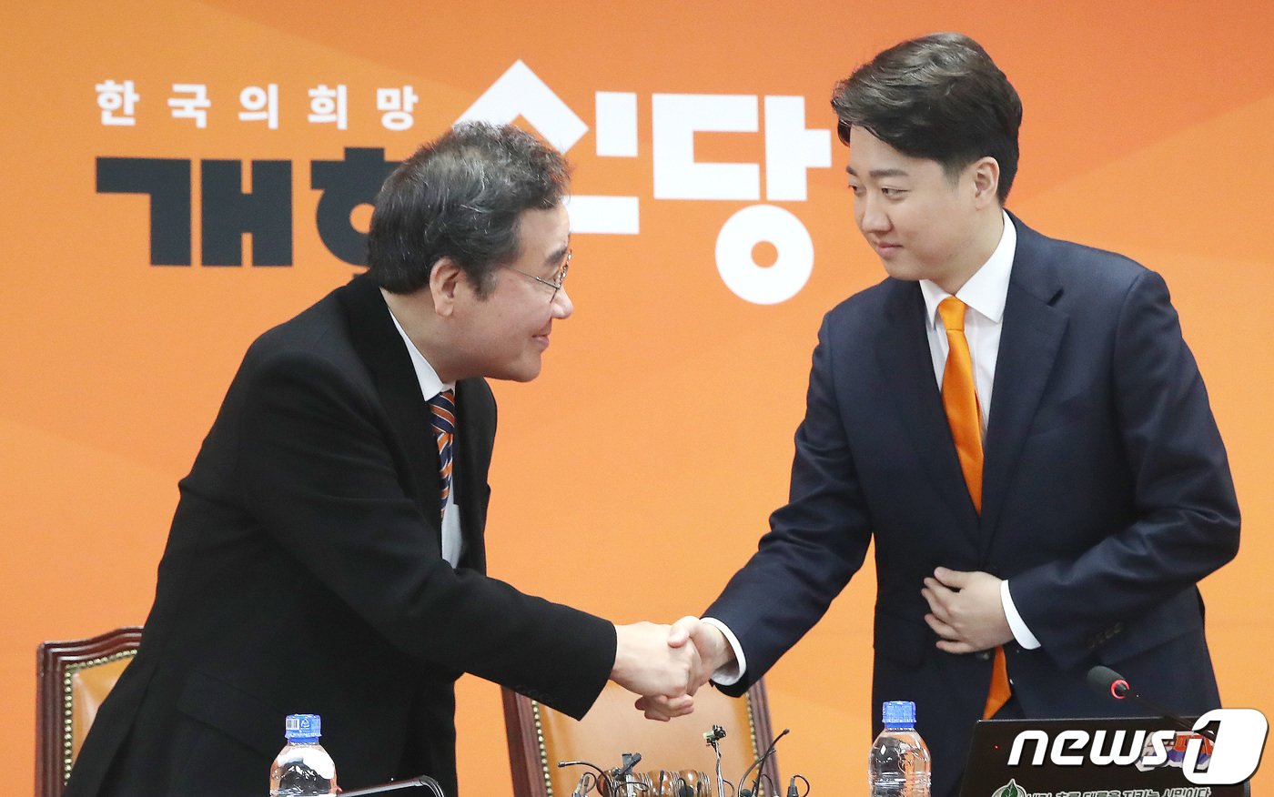 본문 이미지 - 이낙연·이준석 개혁신당 공동대표가 19일 오전 서울 여의도 국회에서 열린 개혁신당 최고위원회의에서 악수를 나누고 있다. 2024.2.19/뉴스1 ⓒ News1 임세영 기자