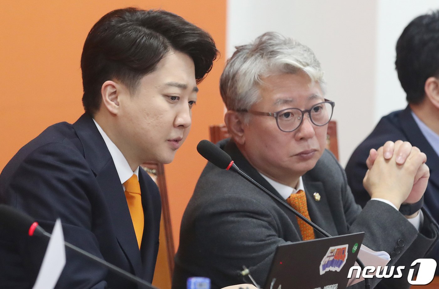 본문 이미지 - 이준석 개혁신당 공동대표와 조응천 최고위원이 19일 오전 서울 여의도 국회에서 열린 개혁신당 최고위원회의에서 이야기를 나누고 있다. 2024.2.19/뉴스1 ⓒ News1 임세영 기자