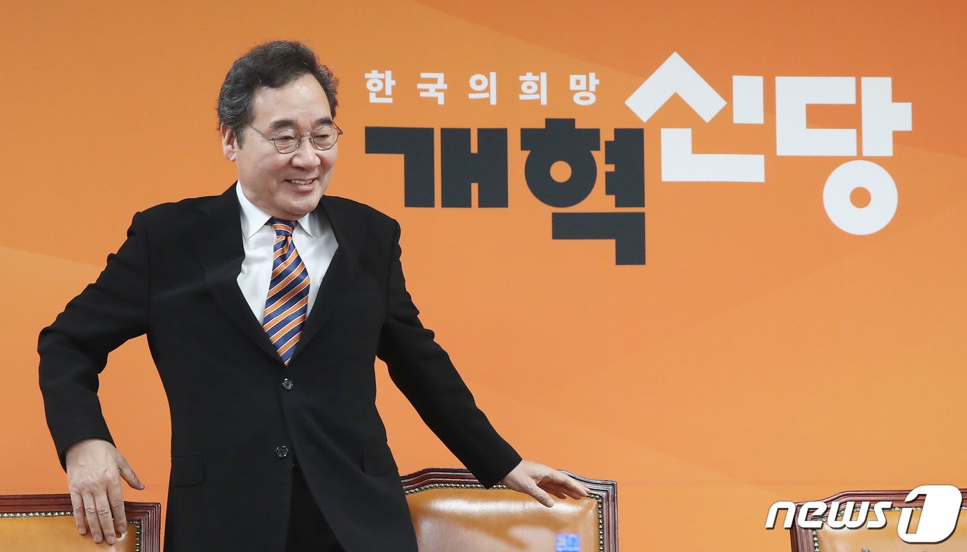 본문 이미지 - 이낙연 개혁신당 공동대표가 19일 오전 서울 여의도 국회에서 열린 개혁신당 최고위원회의에 참석하고 있다. 2024.2.19/뉴스1 ⓒ News1 임세영 기자