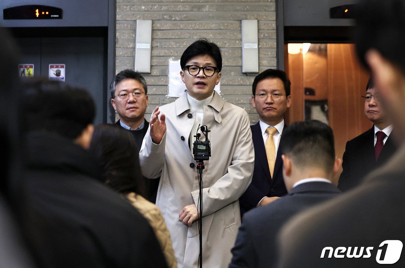 본문 이미지 - 한동훈 국민의힘 비상대책위원장이 19일 오전 서울 여의도 중앙당사에서 취재진의 질문에 답하고 있다. 2024.2.19/뉴스1 ⓒ News1 구윤성 기자