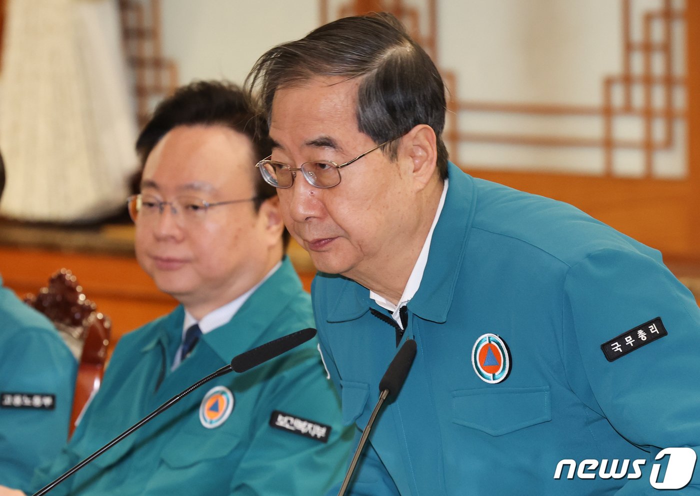 본문 이미지 - 한덕수 국무총리가 19일 서울 종로구 정부서울청사에서 열린 의사집단행동 대응 관계장관회의에 참석하고 있다. 왼쪽은 조규홍 보건복지부 장관. 2024.2.19/뉴스1 ⓒ News1 허경 기자