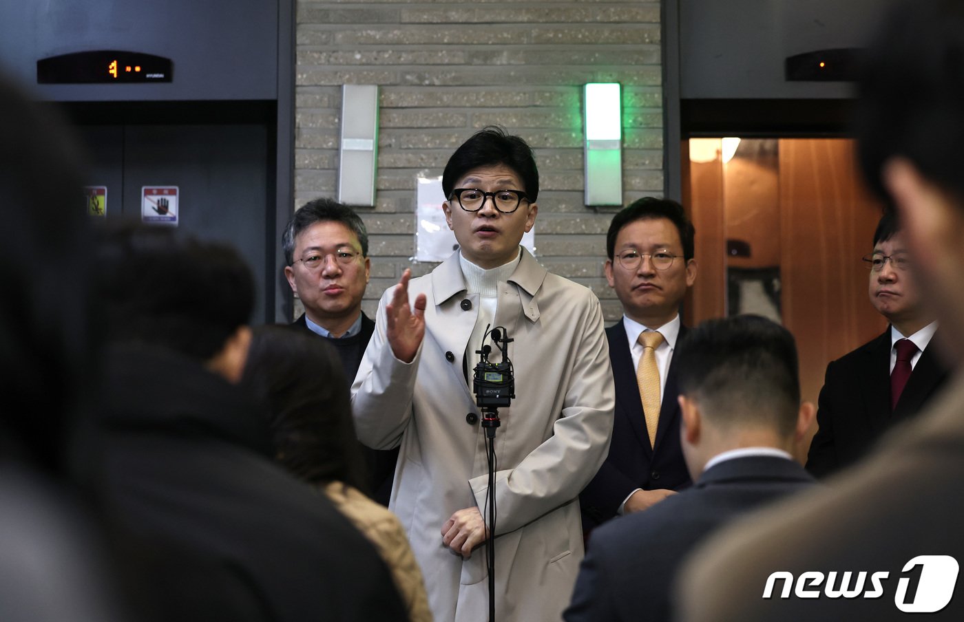 본문 이미지 - 한동훈 국민의힘 비상대책위원장이 19일 오전 서울 여의도 중앙당사에서 취재진의 질문에 답하고 있다. 2024.2.19/뉴스1 ⓒ News1 구윤성 기자