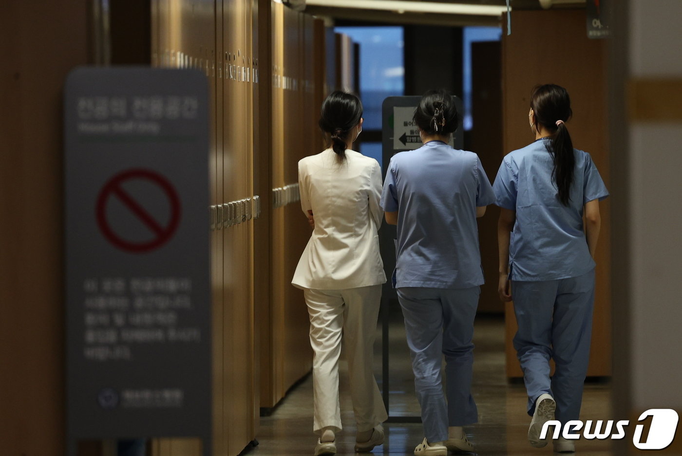 본문 이미지 - 19일 오전 서울 서대문구 연세 세브란스 병원 내 전공의 전용공간으로 의료진이 들어가고 있다. 2024.2.19/뉴스1 ⓒ News1 장수영 기자