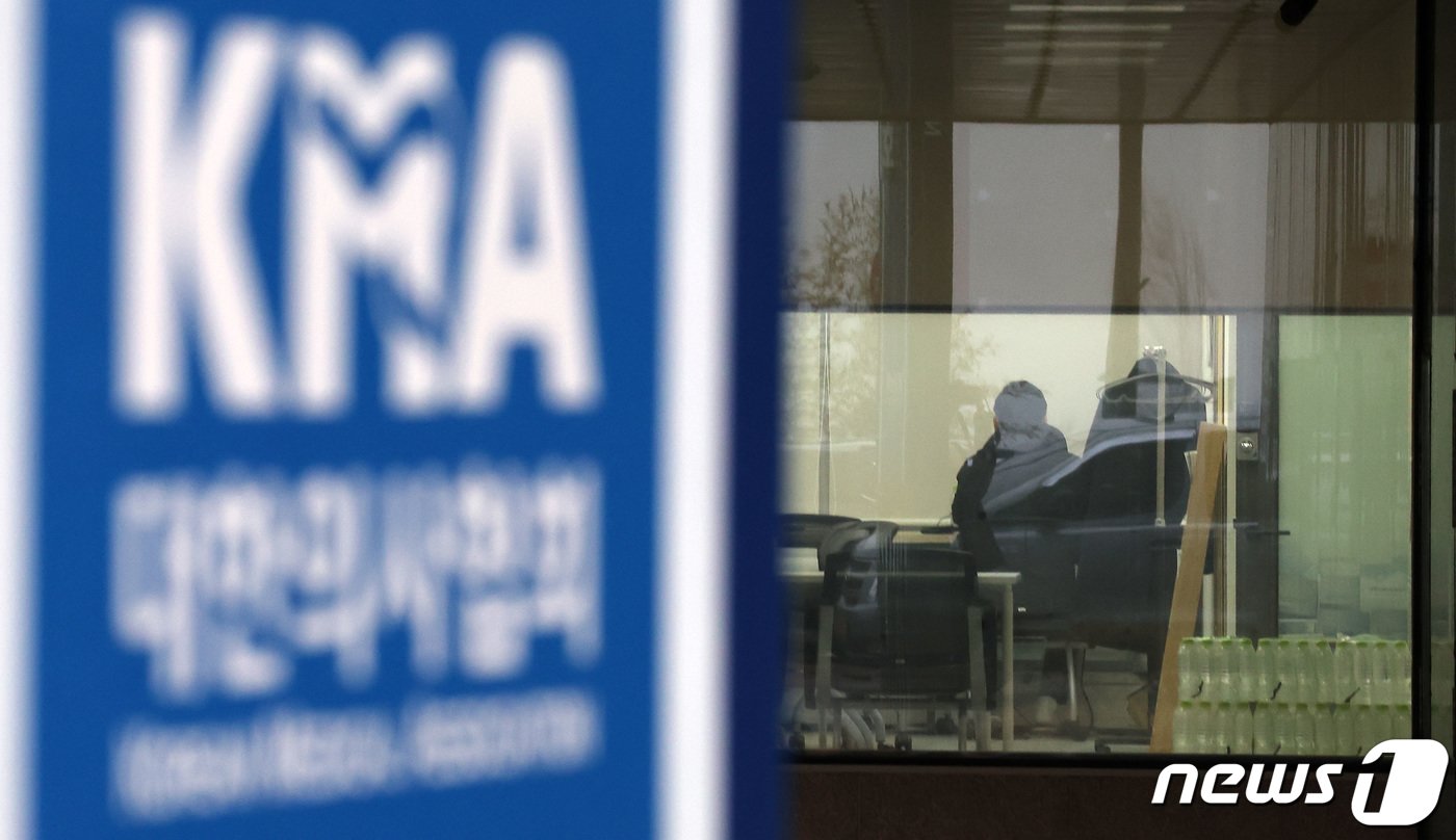 본문 이미지 - 정부의 '의대 증원' 방침에 반발해 전공의들의 집단 파업을 하루 앞둔 19일 서울 용산구 대한의사협회에서 관계자가 업무를 보고 있다. 2024.2.19/뉴스1 ⓒ News1 김성진 기자