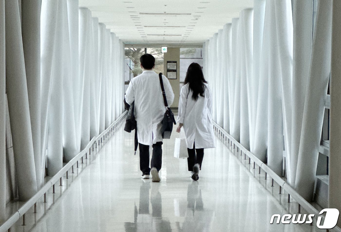 본문 이미지 - 빅5 병원(서울대, 세브란스, 서울아산, 삼성서울, 서울성모병원) 전공의들이 예고한 집단 사직서 제출 시한이 하루 앞으로 다가온 19일 서울 시내의 한 대학병원에서 의료진이 발걸음을 옮기고 있다. 2024.2.19/뉴스1 ⓒ News1 박지혜 기자