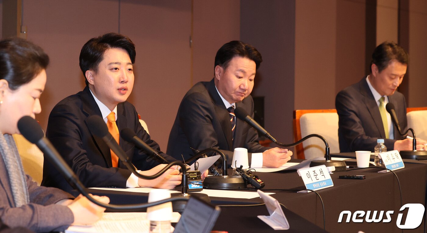 본문 이미지 - 이준석 개혁신당 공동대표가 19일 오전 서울 프레스센터에서 열린 관훈클럽 초청 토론회에서 기조연설을 하고 있다. 2024.2.19/뉴스1 ⓒ News1 국회사진취재단