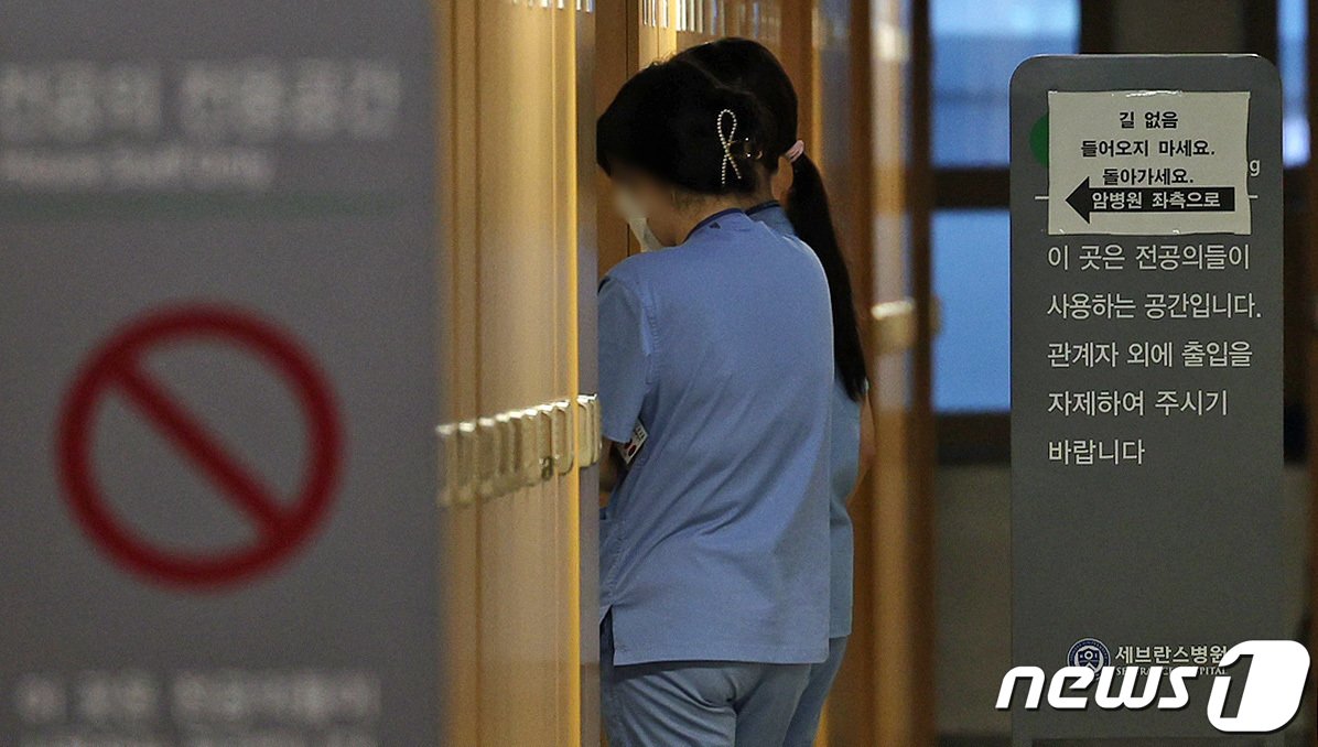 본문 이미지 - 19일 오전 서울 서대문구 연세 세브란스 병원 내 전공의 전용공간으로 의료진이 들어가고 있다. 2024.2.19/뉴스1 ⓒ News1 장수영 기자