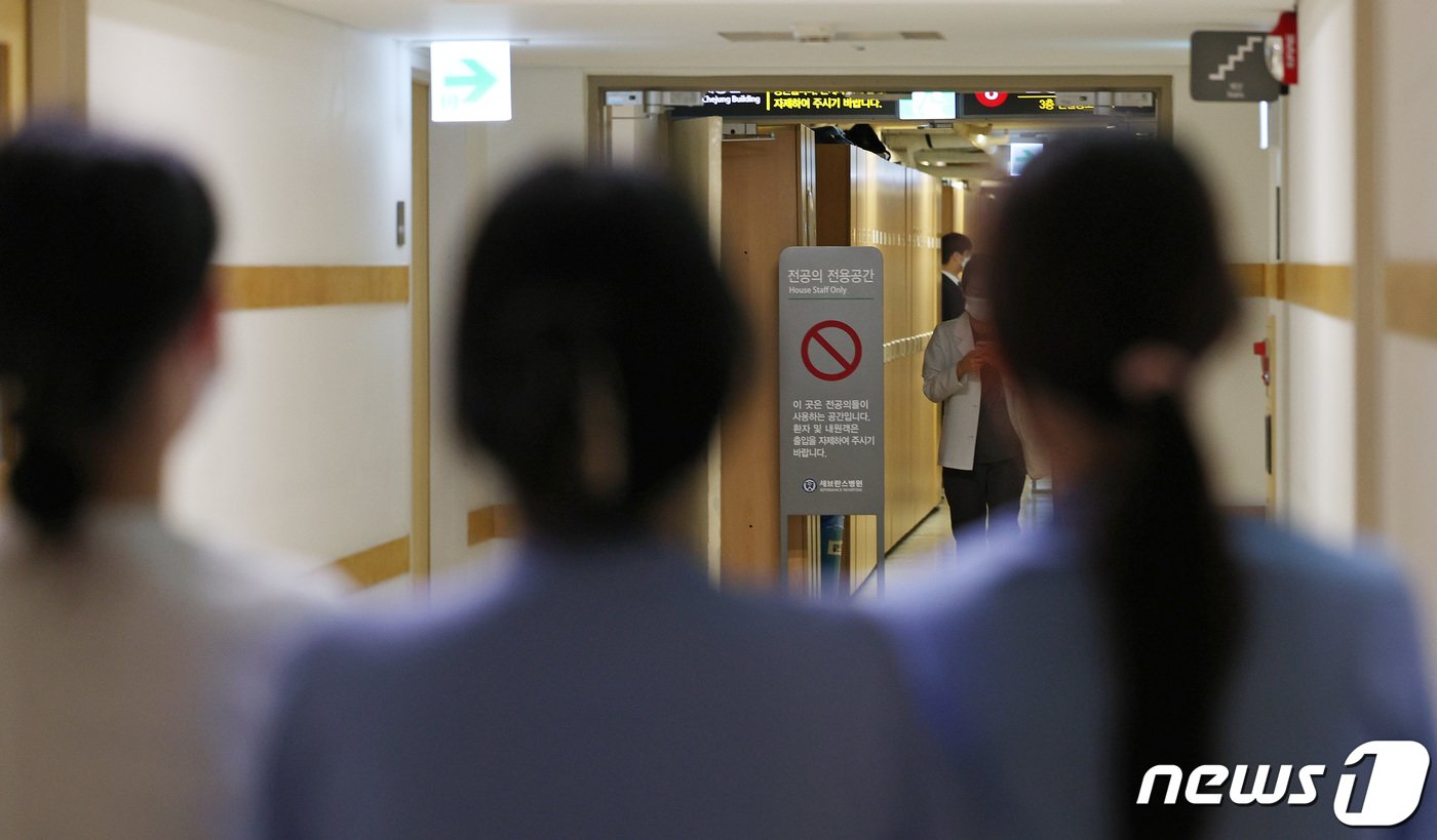 본문 이미지 - 19일 오전 서울 서대문구 연세 세브란스 병원 내 전공의 전용공간으로 의료진이 들어가고 있다. 2024.2.19/뉴스1 ⓒ News1 장수영 기자