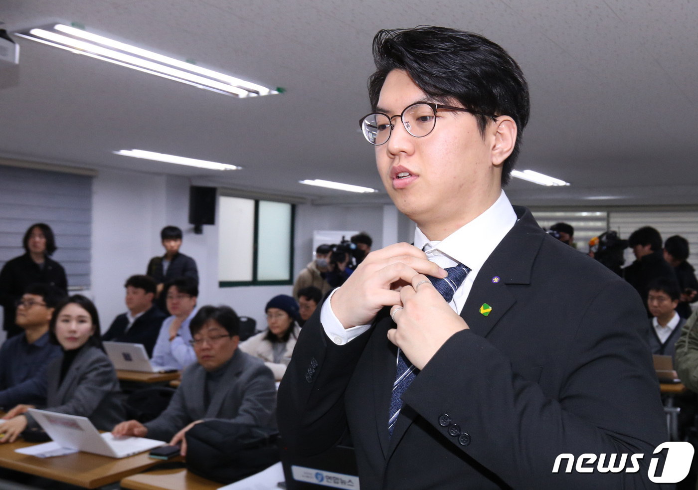 (대전=뉴스1) 김기태 기자 = 신민기 녹색정의당 대전시당 대변인이 19일 오전 대전 서구 전교조 대전지부에서 '카이스트 졸업식 폭력사태 윤석열 대통령 규탄' 기자회견을 하기 위해 …