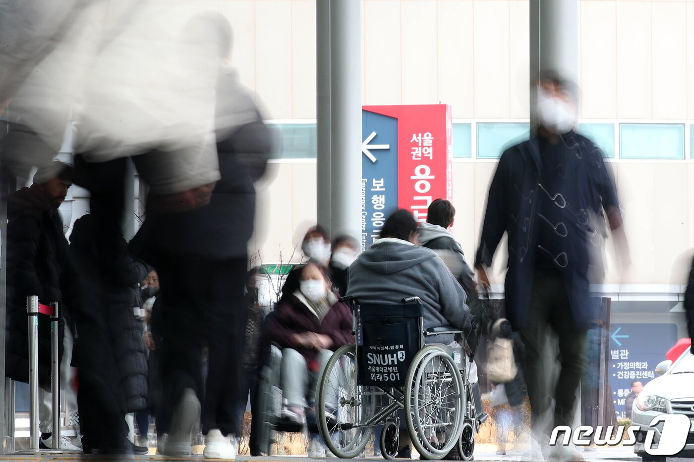 본문 이미지 - 정부의 의과대학 정원 확대에 반발하는 전공의들의 사직이 현실화하면서 현장 곳곳에서 ‘의료대란’이 벌어지고 있다. 이미 서울 시내 주요 병원에서 수술 일정이 조정됐다는 사례가 다수 나오는 상황이다. 더불어 전국 40개 의과대학 중 35개 의대 대표자들도 정부의 의대 증원에 반발해 전국 의과대학 학생들이 오는 20일 함께 휴학계를 내기로 결정했다. 이에 정부는 &#34;만약 집단행동이 본격화한다면 의료 공백으로 인한 국민 불편 최소화를 위해 전국 409개 응급의료기관 응급실을 24시간 운영해 비상 진료에 차질이 없게 하겠다＂라고 밝혔다. 19일 서울의 한 대학병원 앞에서 환자 및 보호자들이 발걸음을 옮기고 있다. 2024.2.19/뉴스1 ⓒ News1 이승배 기자