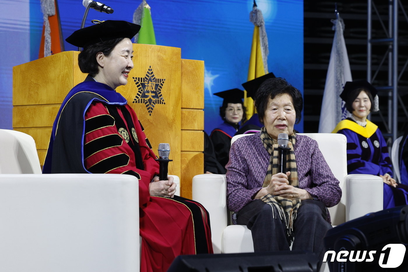 본문 이미지 - 2024학년도 수능 최고령 수험생 김정자(83) 할머니가 19일 서울 중구 장충체육관에서 열린 숙명여자대학교 입학식에서 장윤금 총장과 대화하고 있다. 2024.2.19/뉴스1 ⓒ News1 안은나 기자