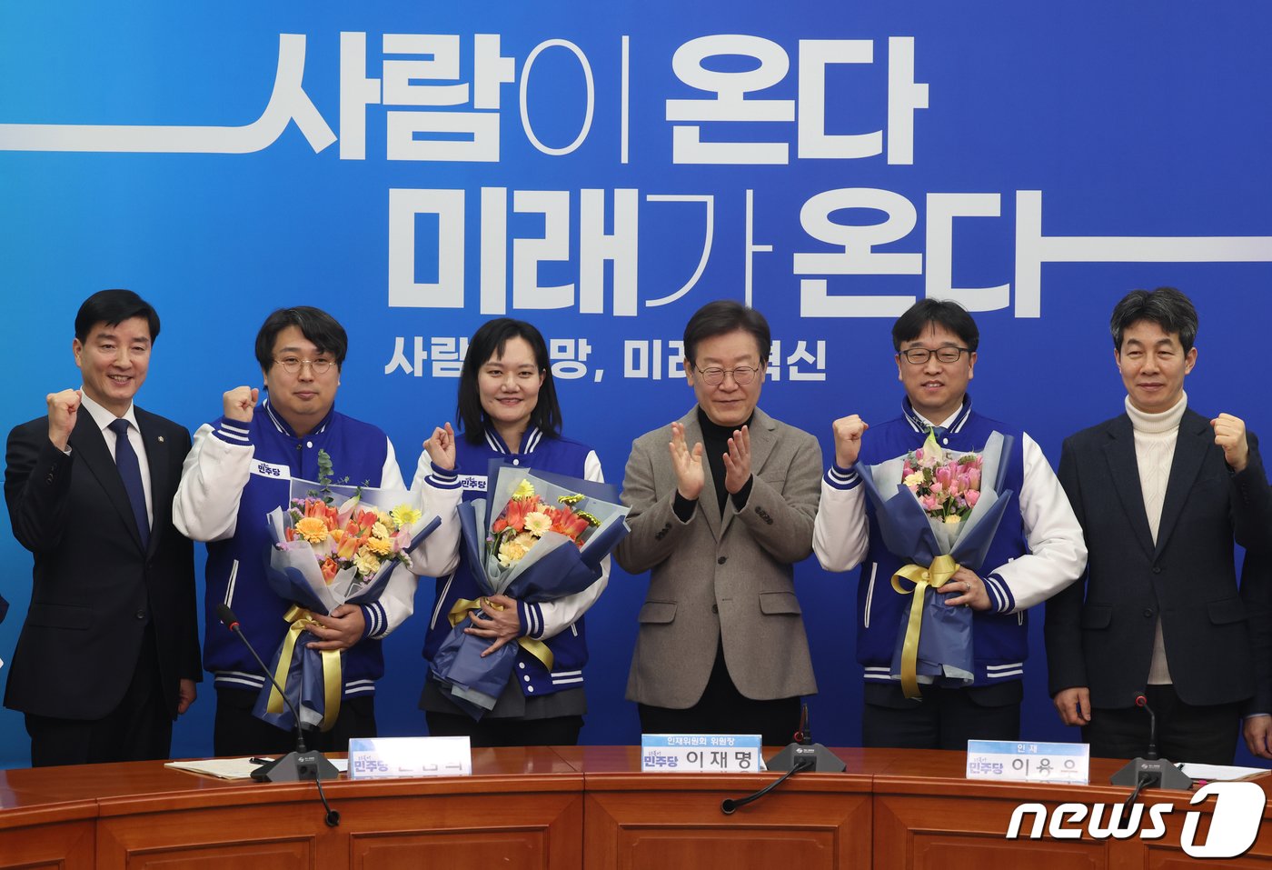 본문 이미지 - 이재명 더불어민주당 대표가 19일 서울 여의도 국회에서 열린 23, 24, 25차 인재 영입 환영식에서 이용우 변호사, 김남희 변호사, 차지호 교수와 함께 기념촬영을 하고 있다. 2024.2.19/뉴스1 ⓒ News1 송원영 기자