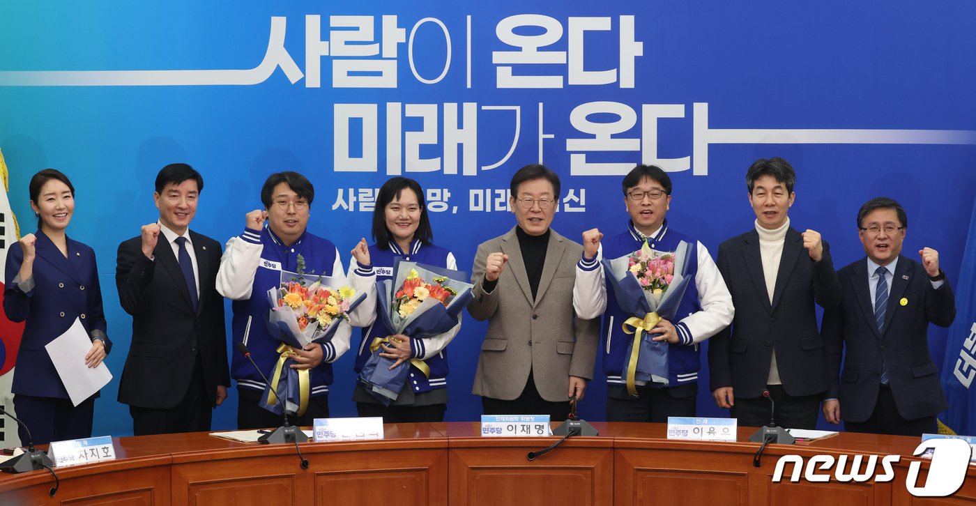 본문 이미지 - 이재명 더불어민주당 대표가 19일 서울 여의도 국회에서 열린 23, 24, 25차 인재 영입 환영식에서 이용우 변호사, 김남희 변호사, 차지호 교수와 함께 기념촬영을 하고 있다. 2024.2.19/뉴스1 ⓒ News1 송원영 기자