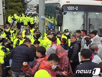 본문 이미지 - 19일 한국알콜산업 울산공장 내 55m연소탑에 고공농성에 돌입한 조합원들의 식사를 올려 보내도록 사측에 요구하는 과정에서 조합원들이 경찰과 대치하고 있다.  2024.2.19/뉴스1 ⓒ News1 김지혜 기자