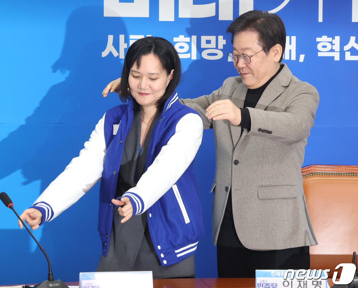 본문 이미지 - 이재명 더불어민주당 대표가 19일 서울 여의도 국회에서 열린 23, 24, 25차 인재 영입 환영식에서 김남희 변호사에게 민주당 옷을 선물하고 있다. 2024.2.19/뉴스1 ⓒ News1 송원영 기자