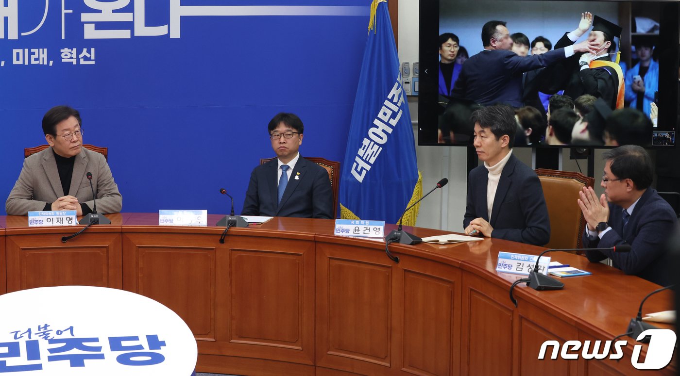 본문 이미지 - 19일 서울 여의도 국회에서 열린 더불어민주당 23, 24, 25차 인재 영입 환영식에서 차지호 카이스트 교수 발언 중에 대통령실 경호원이 카이스트 졸업생의 입을 막는 모습이 나오고 있다. 2024.2.19/뉴스1 ⓒ News1 송원영 기자