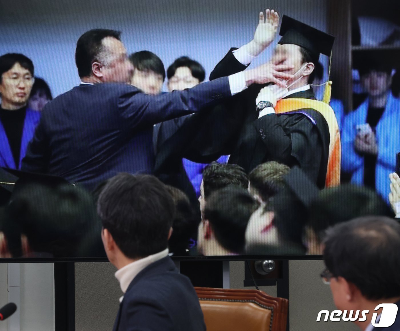본문 이미지 - 19일 서울 여의도 국회에서 열린 더불어민주당 23, 24, 25차 인재 영입 환영식에서 차지호 카이스트 교수 발언 중에 대통령실 경호원이 카이스트 졸업생의 입을 막는 모습이 나오고 있다. 2024.2.19/뉴스1 ⓒ News1 송원영 기자