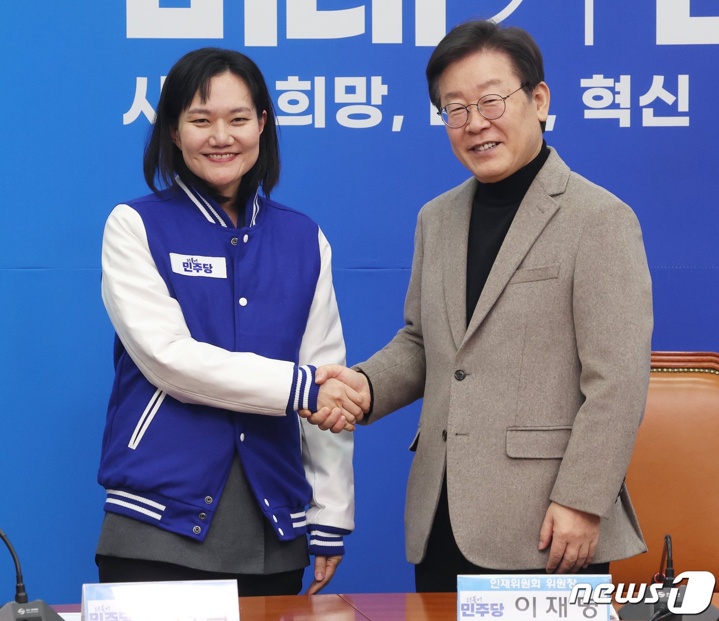 본문 이미지 - 이재명 더불어민주당 대표가 19일 서울 여의도 국회에서 열린 23, 24, 25차 인재 영입 환영식에서 김남희 변호사와 기념촬영을 하고 있다. 2024.2.19/뉴스1 ⓒ News1 송원영 기자