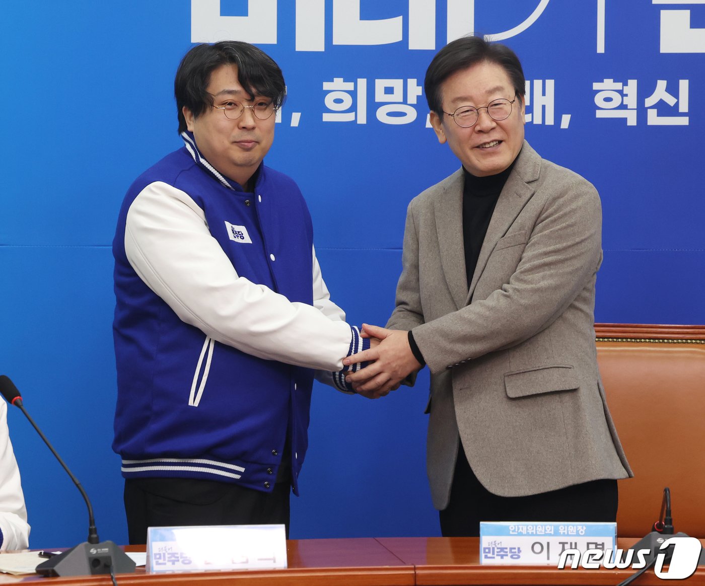 본문 이미지 - 이재명 더불어민주당 대표가 19일 서울 여의도 국회에서 열린 23, 24, 25차 인재 영입 환영식에서 차지호 카이스트 교수와 기념촬영을 하고 있다. 2024.2.19/뉴스1 ⓒ News1 송원영 기자