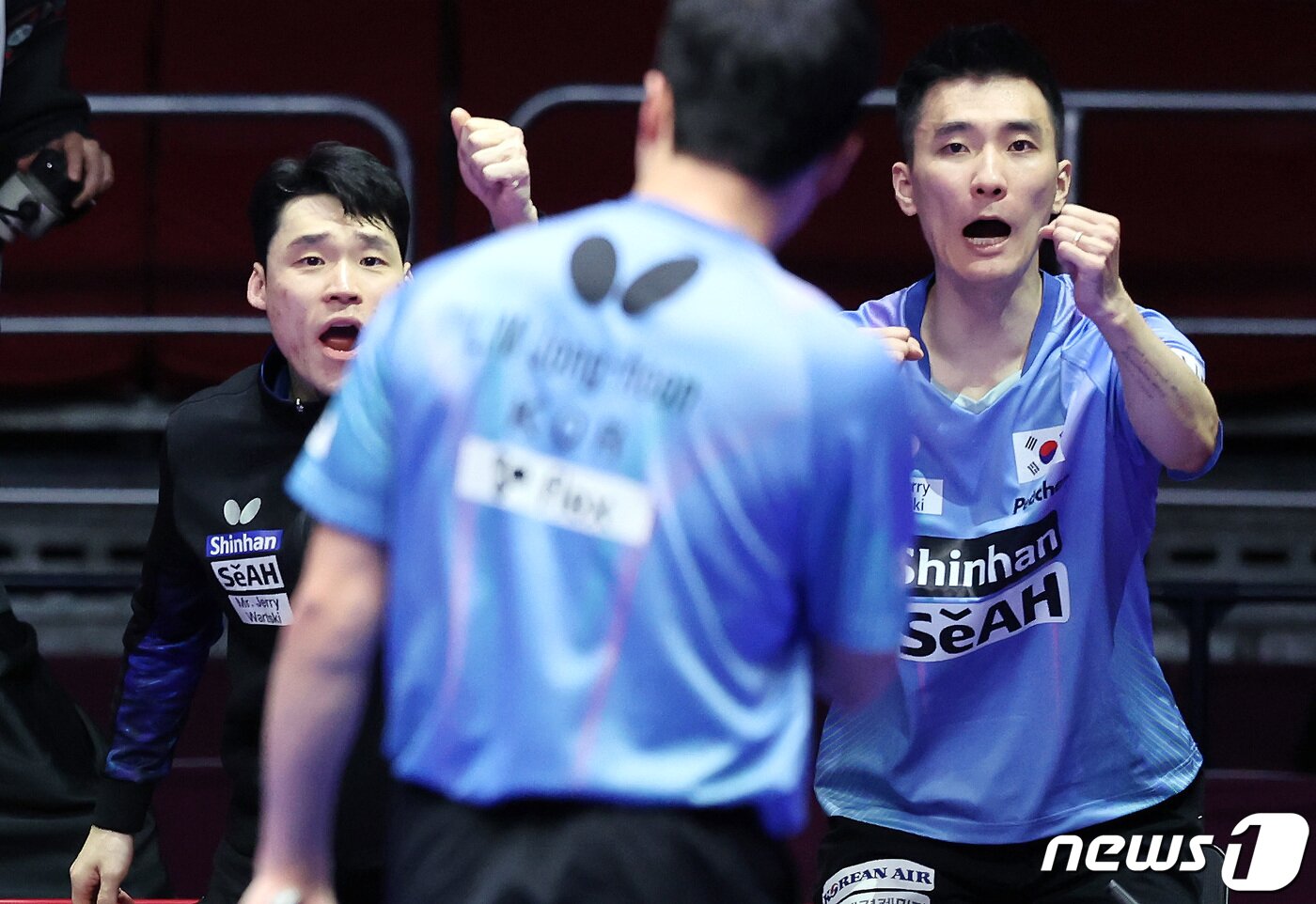 본문 이미지 - 남자 탁구 국가대표팀 장우진(맨 좌측)이 2024 부산세계탁구선수권대회 당시 임종훈을 응원하고 있다. 2024.2.19/뉴스1 ⓒ News1 이동해 기자