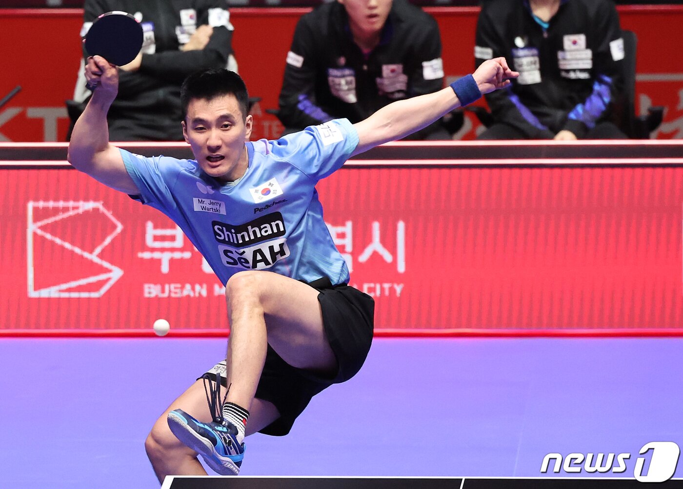 본문 이미지 - 남자 탁구대표팀 이상수가 19일 오전 부산 해운대구 벡스코에서 열린 'BNK부산은행 2024 부산세계탁구선수권대회' 남자단체전 조별리그 3조 4차전 대한민국과 인도의 경기에서 드라이브를 넣고 있다. 한국은 인도 상대 세트스코어 3대0(3-0, 3-0, 3-1) 완승을 거두며 16강 직행 티켓을 거머쥐었다. 2024.2.19/뉴스1 ⓒ News1 이동해 기자