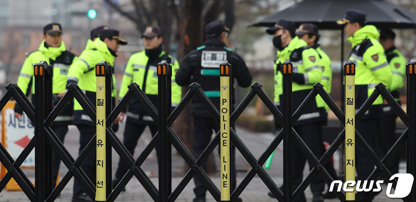 (서울=뉴스1) 김성진 기자 = 온라인 커뮤니티에 대통령실 폭탄 테러 예고글이 게시된 19일 서울 용산구 대통령실 인근에 경찰들이 경계 근무를 서고 있다.지난 18일 경기 성남 분 …