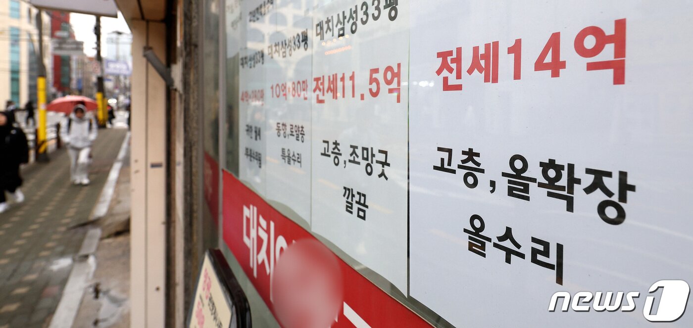 본문 이미지 - 19일 서울 강남구 부동산 중개사무소에 전세·월세 시세가 붙어있다.  2024.2.19/뉴스1 ⓒ News1 박지혜 기자