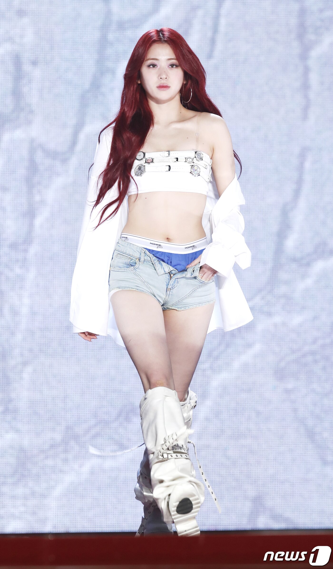 본문 이미지 - 그룹 르세라핌(LE SSERAFIM) 허윤진이 19일 오후 서울 성북구 고려대학교 화정체육관에서 가진 미니 3집 ‘이지(EASY)’ 발매 기념 쇼케이스에서 팬츠리스 패션을 선보이며 캣워크를 하고 있다.  ⓒ News1 권현진 기자